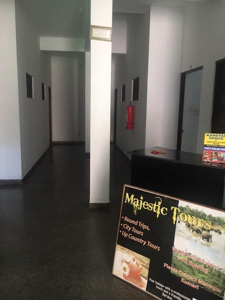 Majestic Tourist Hotel Kandy Buitenkant foto