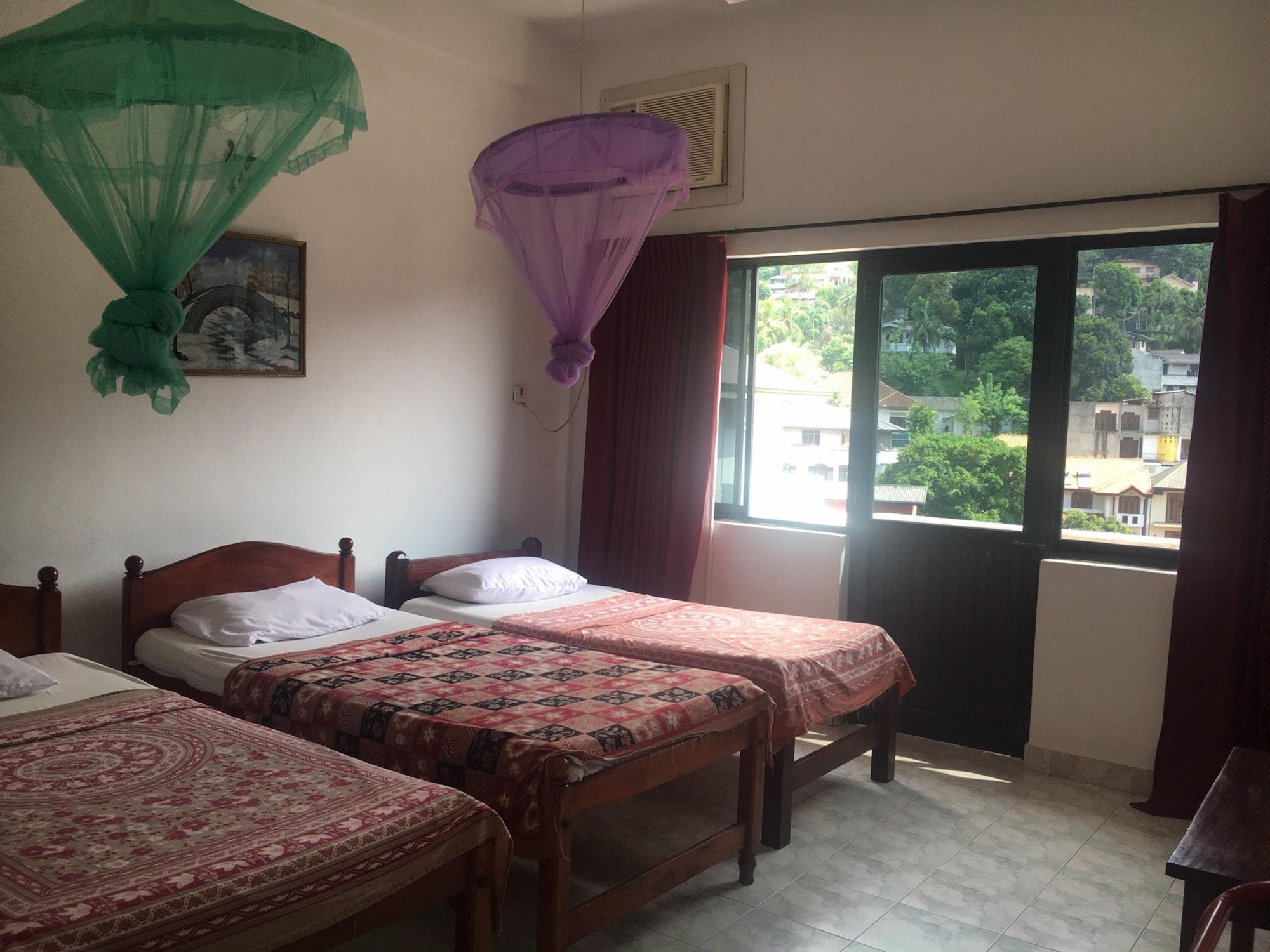 Majestic Tourist Hotel Kandy Buitenkant foto