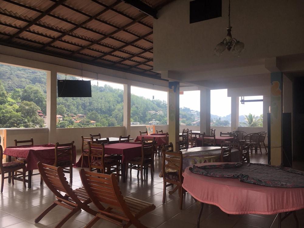Majestic Tourist Hotel Kandy Buitenkant foto