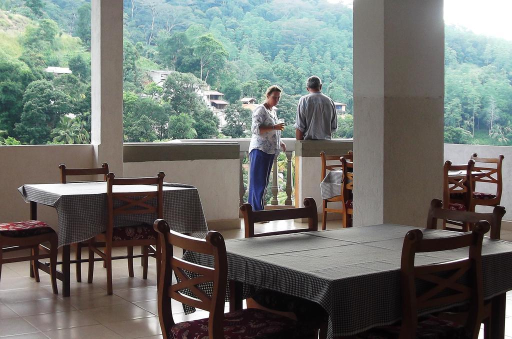 Majestic Tourist Hotel Kandy Buitenkant foto
