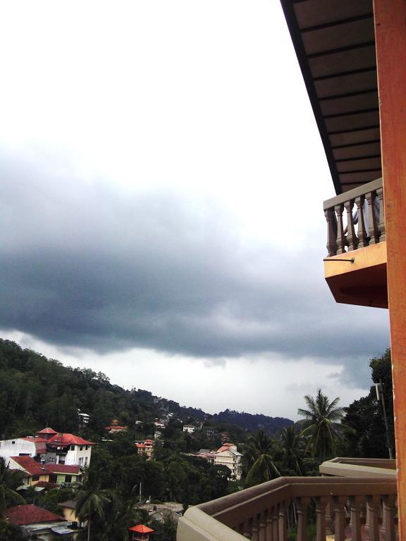 Majestic Tourist Hotel Kandy Buitenkant foto
